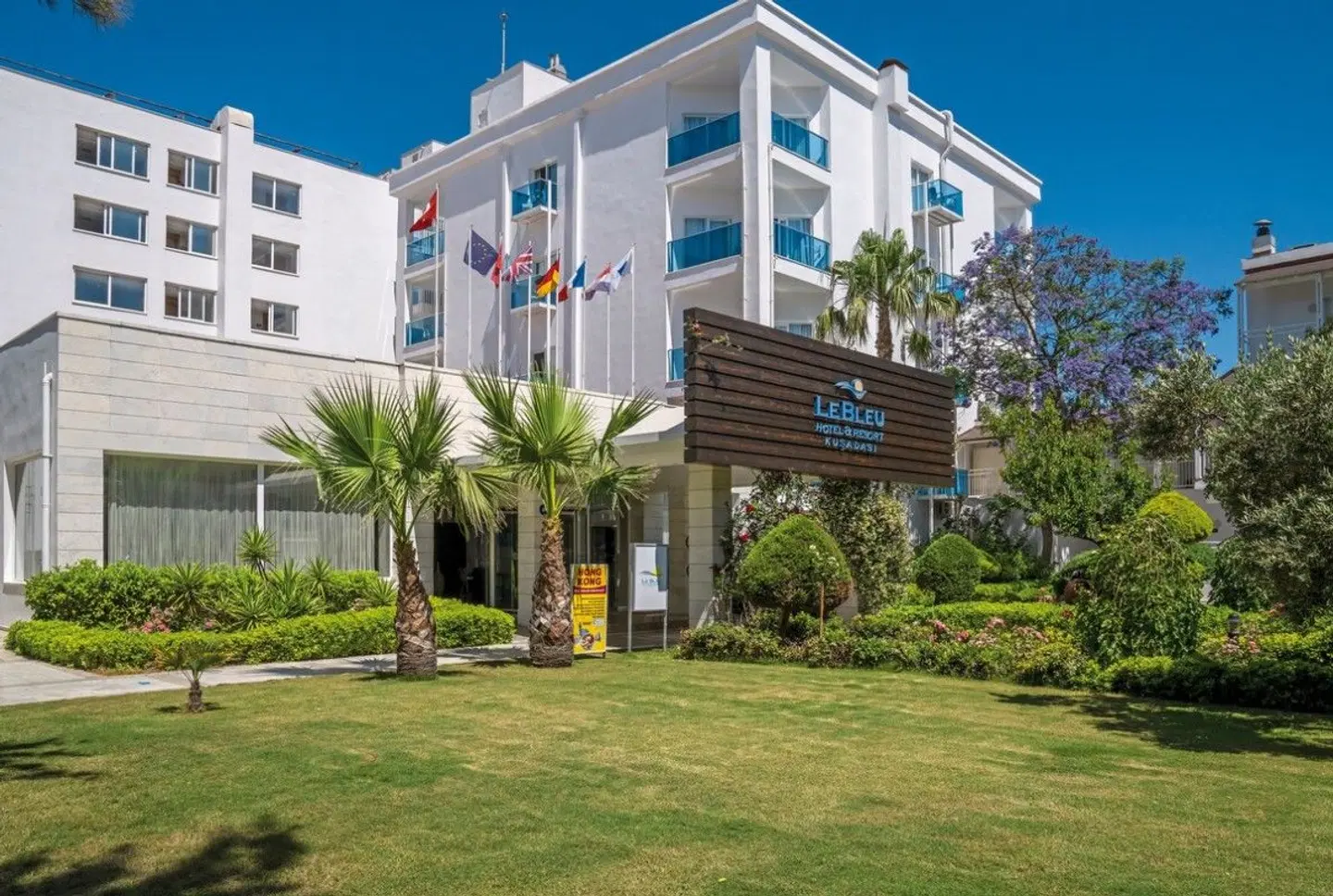 Le Bleu Hotel & Resort EXTERIOR