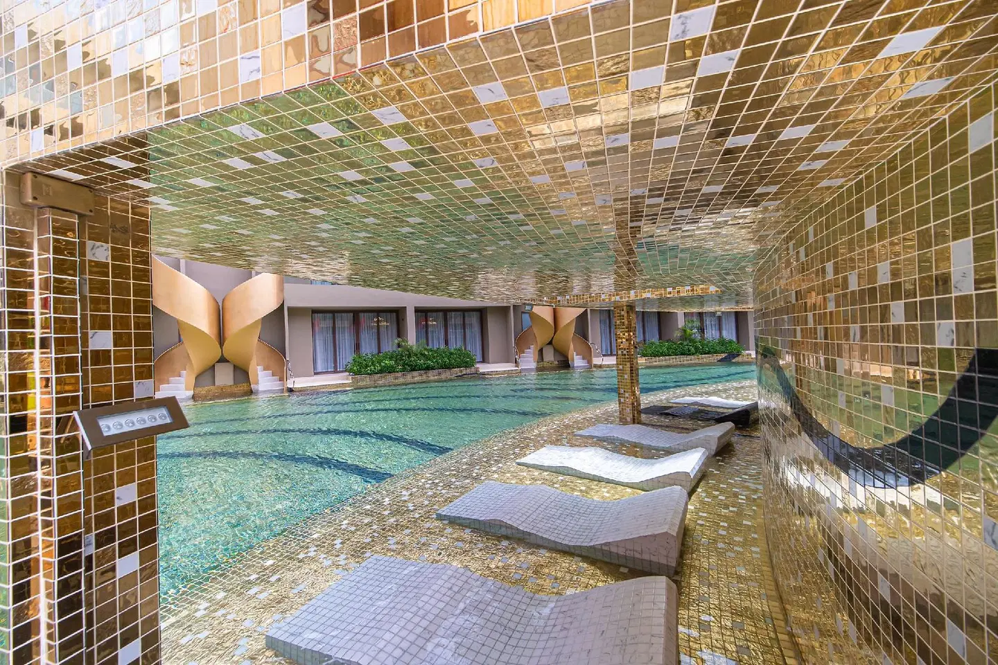 Metadee Elite Hallenbad