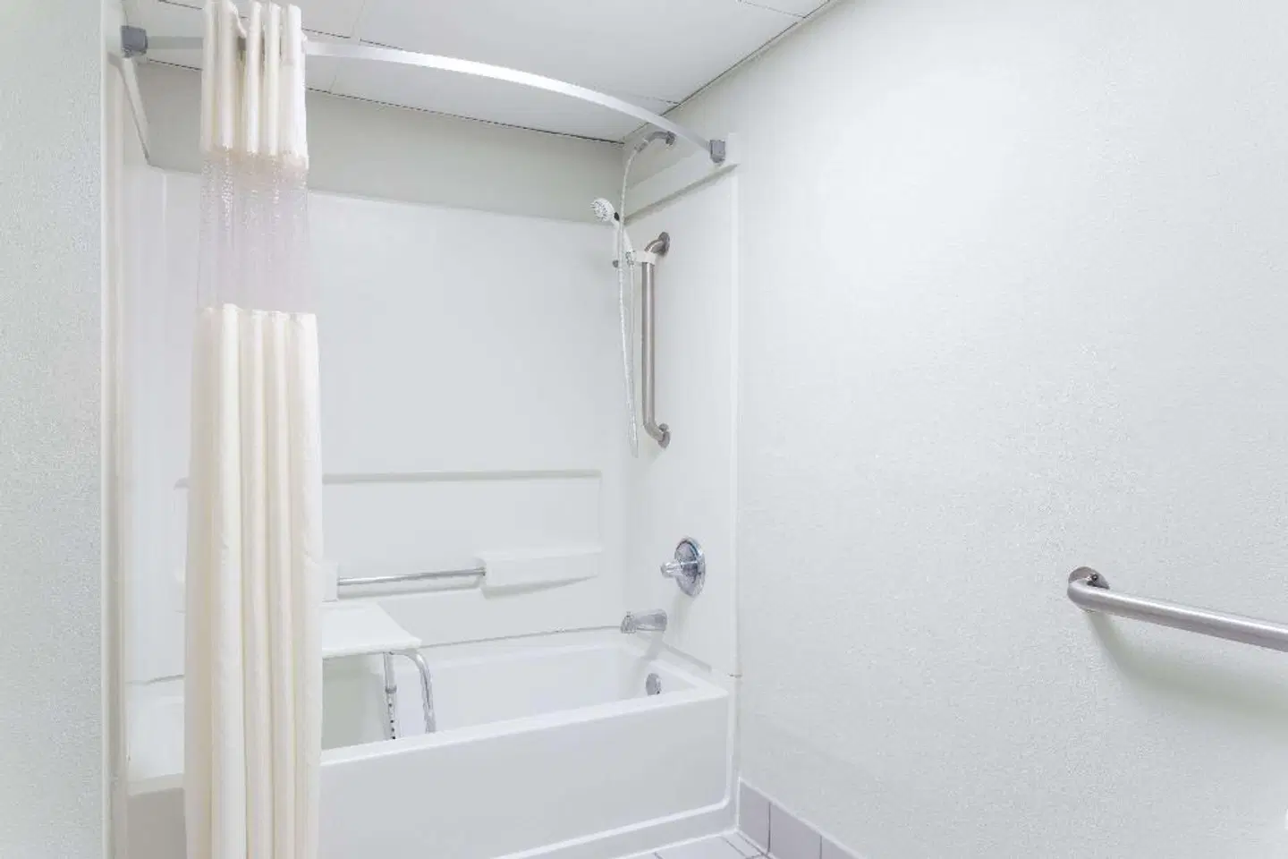 Days Inn & Suites by Wyndham Jekyll Island Badezimmer