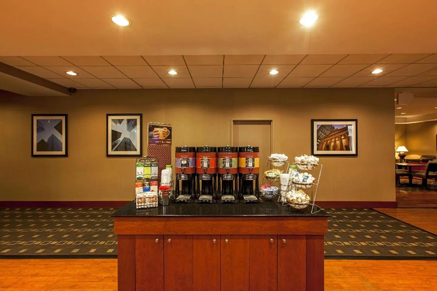 Hampton Inn New York - LaGuardia Airport Bar