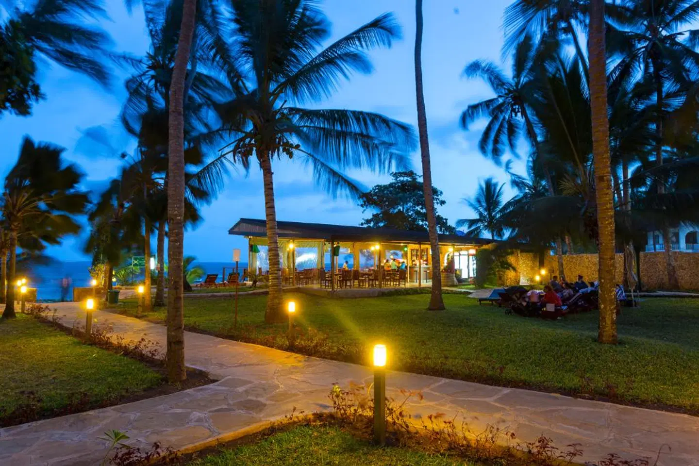 Travellers Beach Hotel & Club EXTERIOR