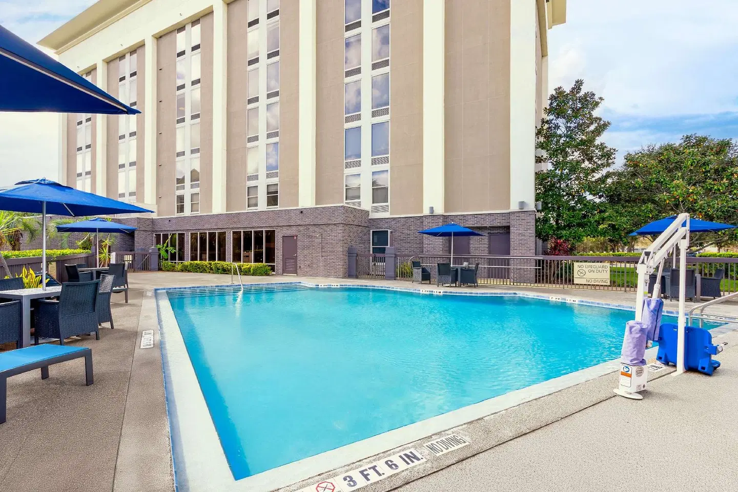 Hampton Inn Orlando-International Airport OUTDOOR_POOL