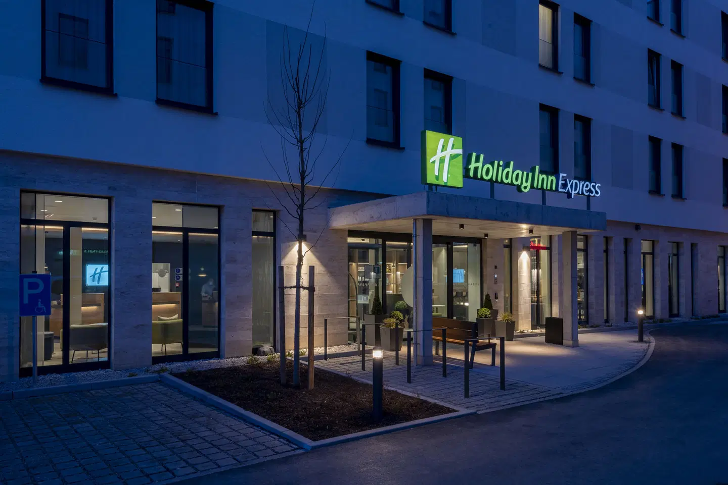 Holiday Inn Express Munich North EXTERIOR