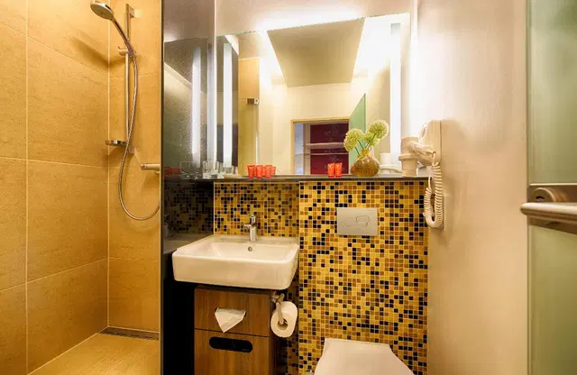 Leonardo Hotel & Residenz München BATHROOM