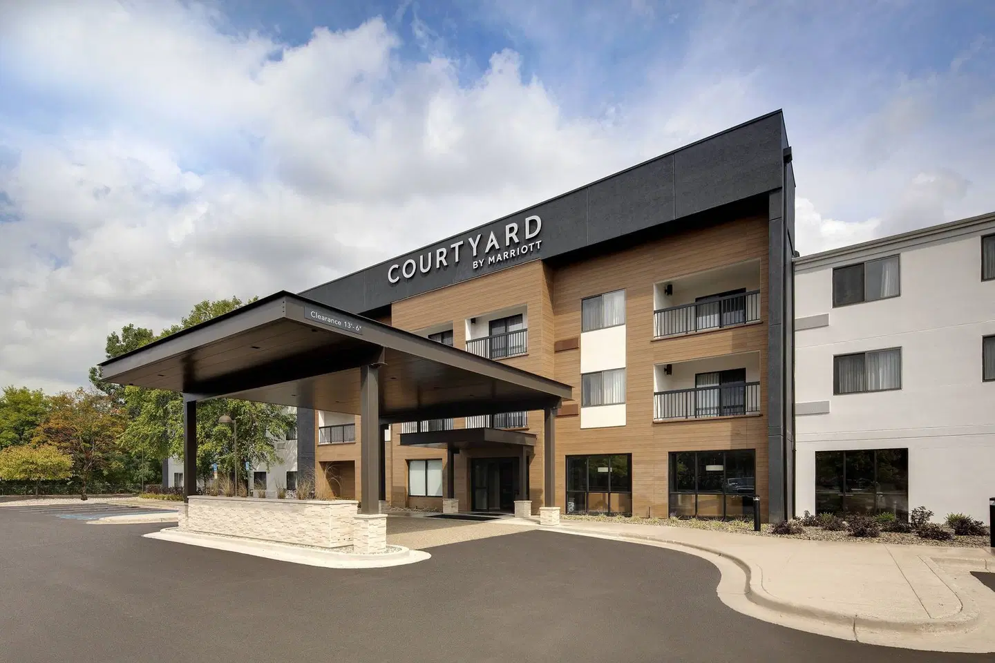 Courtyard by Marriott Grand Rapids Airport EXTERIOR