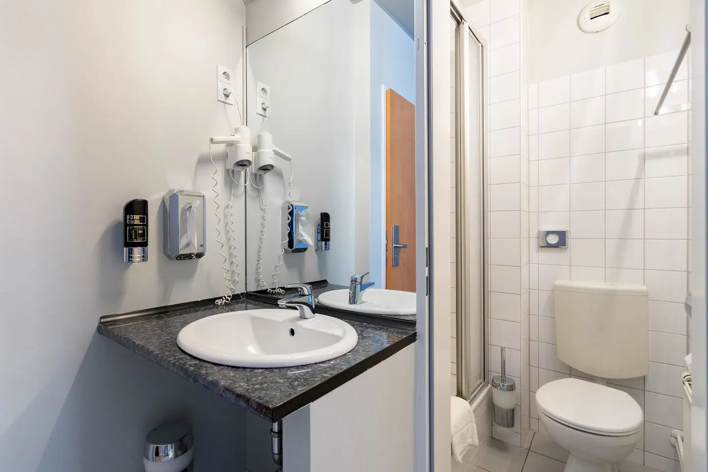 A & O Hamburg Hammer Kirche BATHROOM