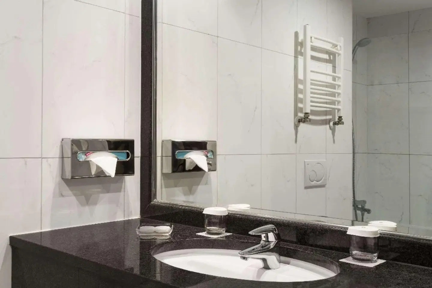 Ramada Hotel & Suites Bucharest North Badezimmer