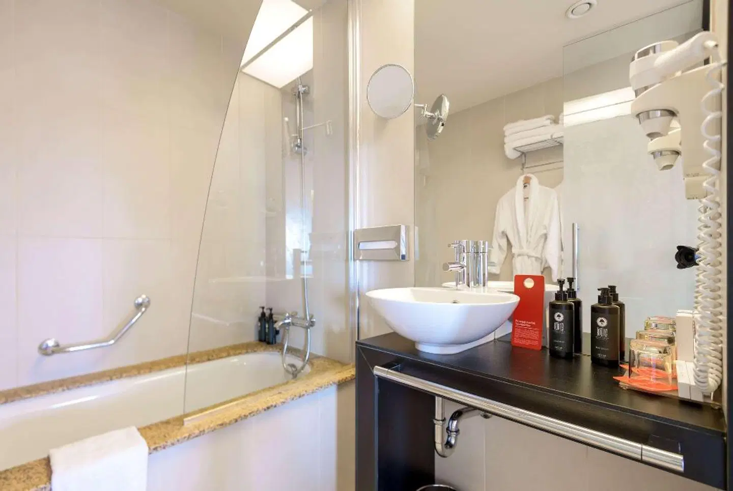 Ramada Plaza by Wyndham Bucharest Convention Center Badezimmer