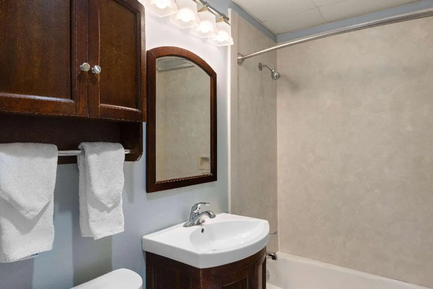 Days Inn by Wyndham Kill Devil Hills Oceanfront - Wilbur BATHROOM