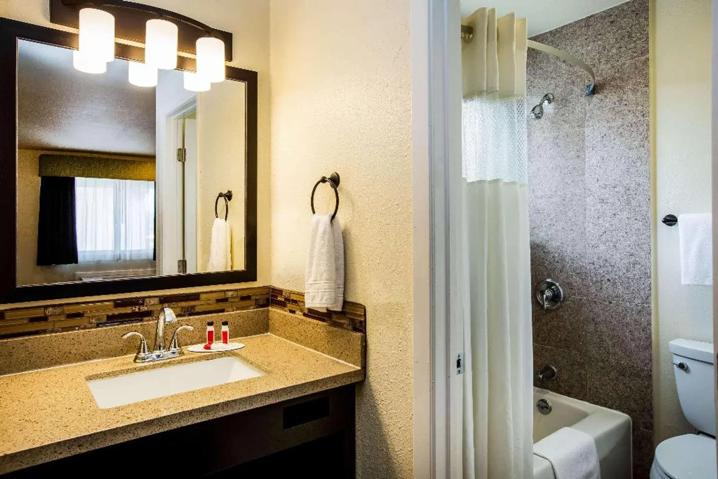 Days Inn by Wyndham Monterey Downtown Badezimmer