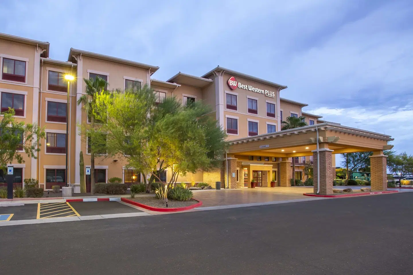 BEST WESTERN Plus Chandler Hotel & Suites EXTERIOR