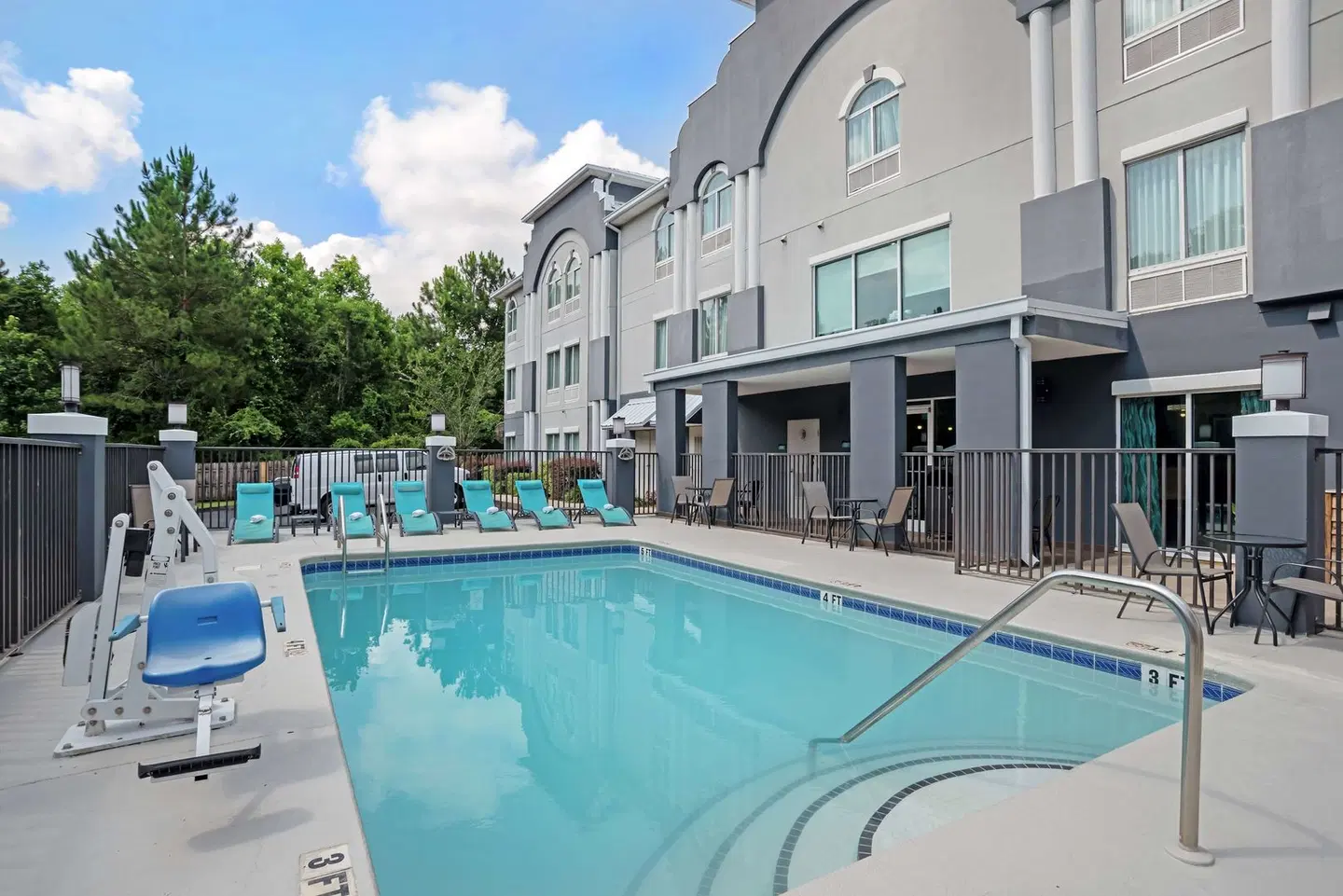 Best Western Plus Blue Angel Inn OUTDOOR_POOL