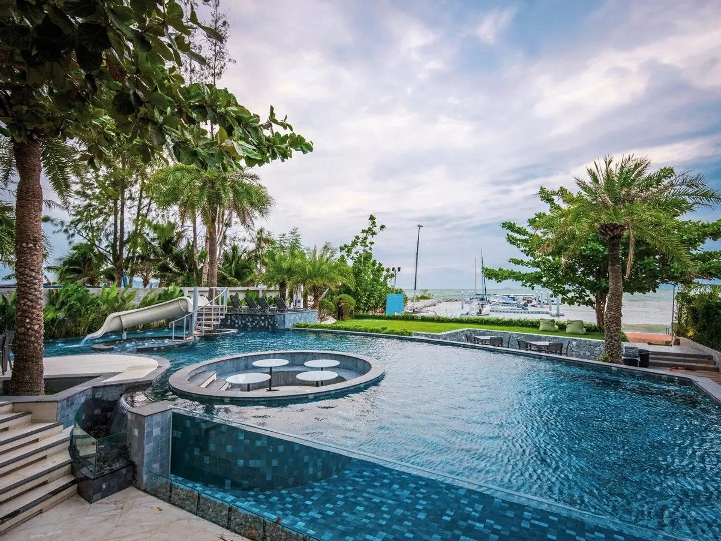 Worita Cove Hotel OUTDOOR_POOL