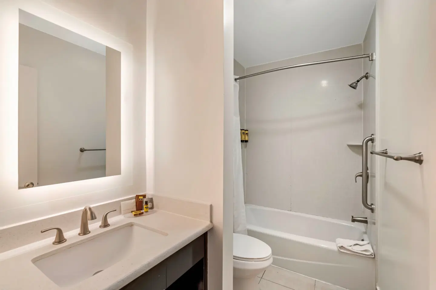 Best Western Plus LA Mid-Town Hotel BATHROOM