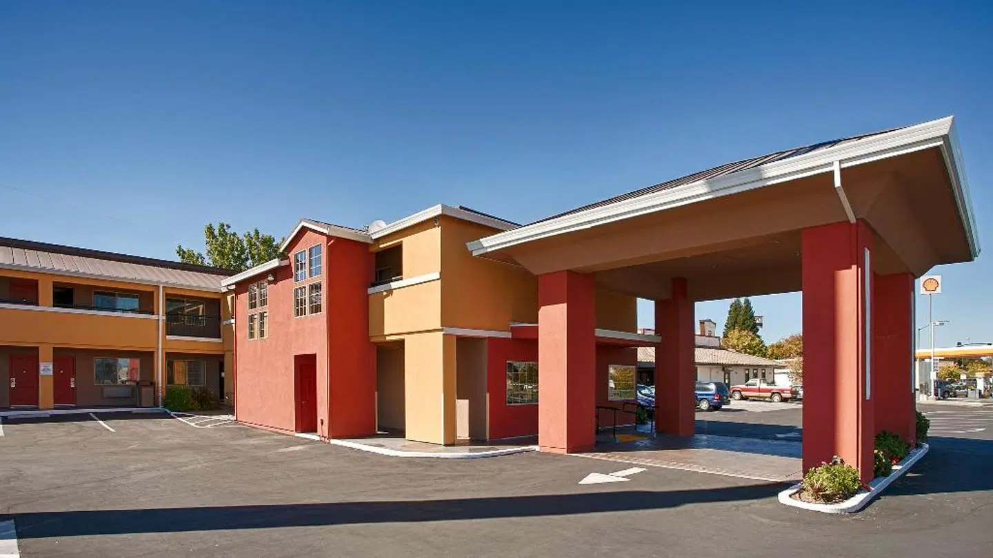 Best Western Anderson Inn EXTERIOR