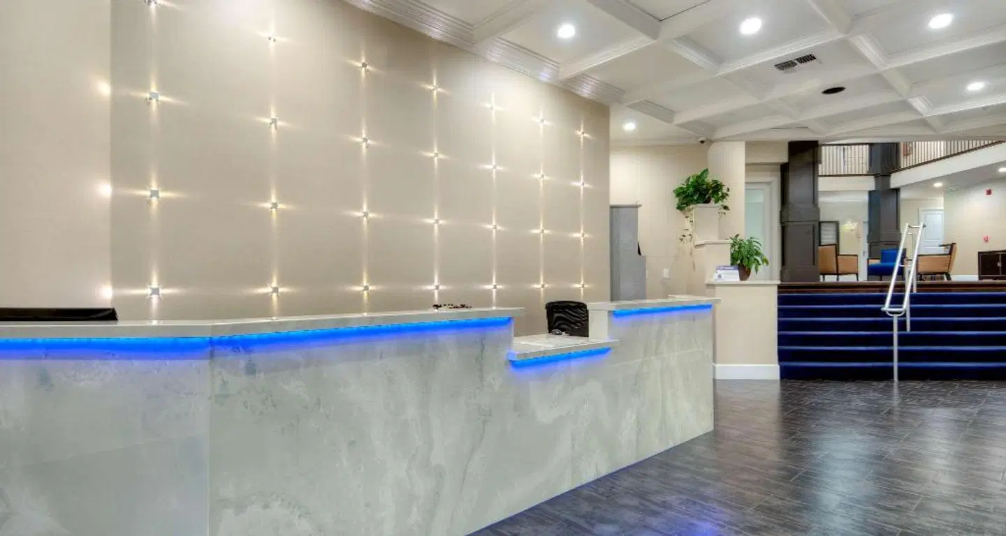 Best Western PLUS Palm Court Hotel INDOOR_POOL