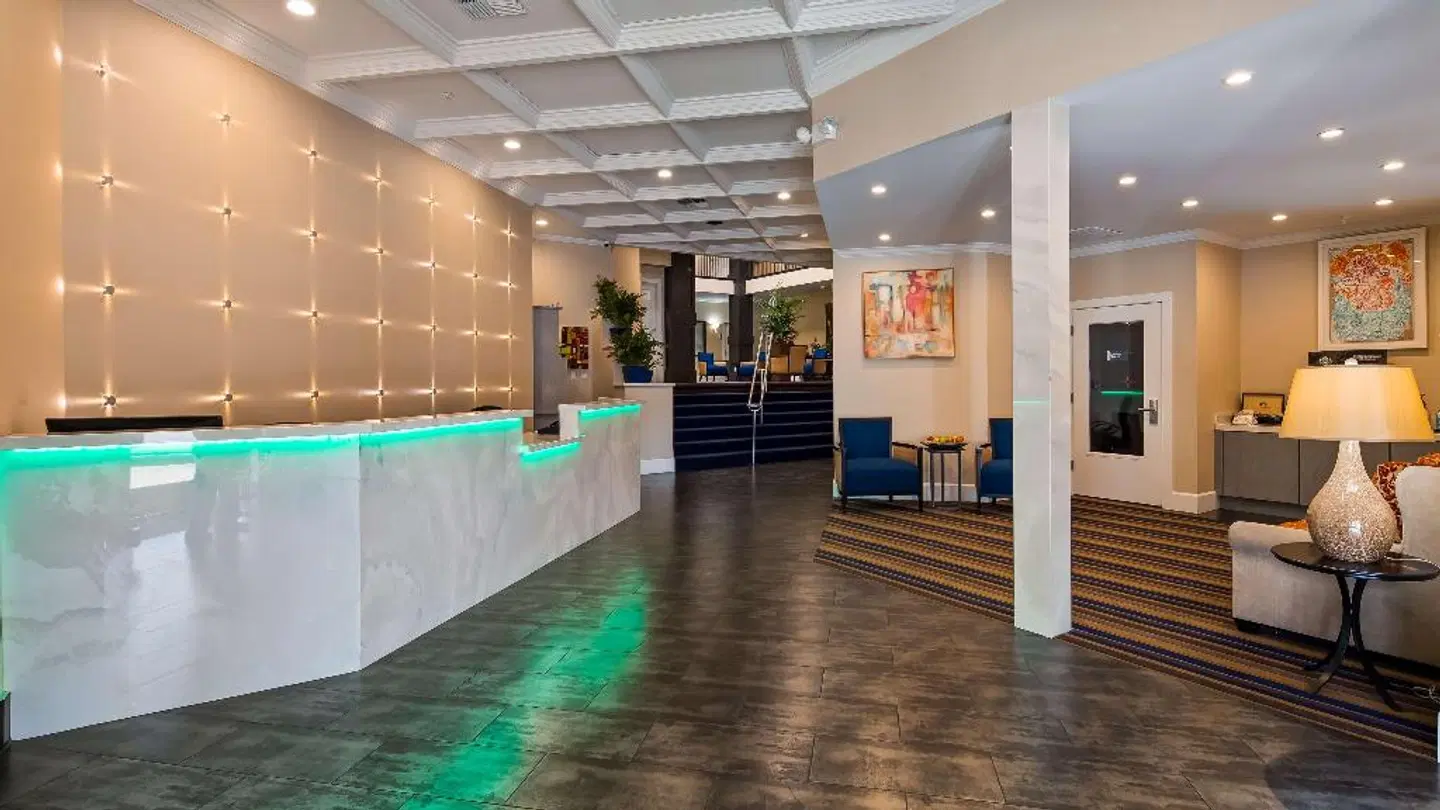 Best Western PLUS Palm Court Hotel INDOOR_POOL