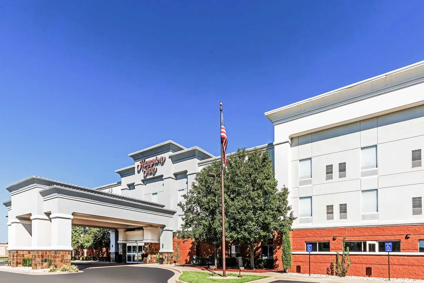 Hampton Inn Miami EXTERIOR