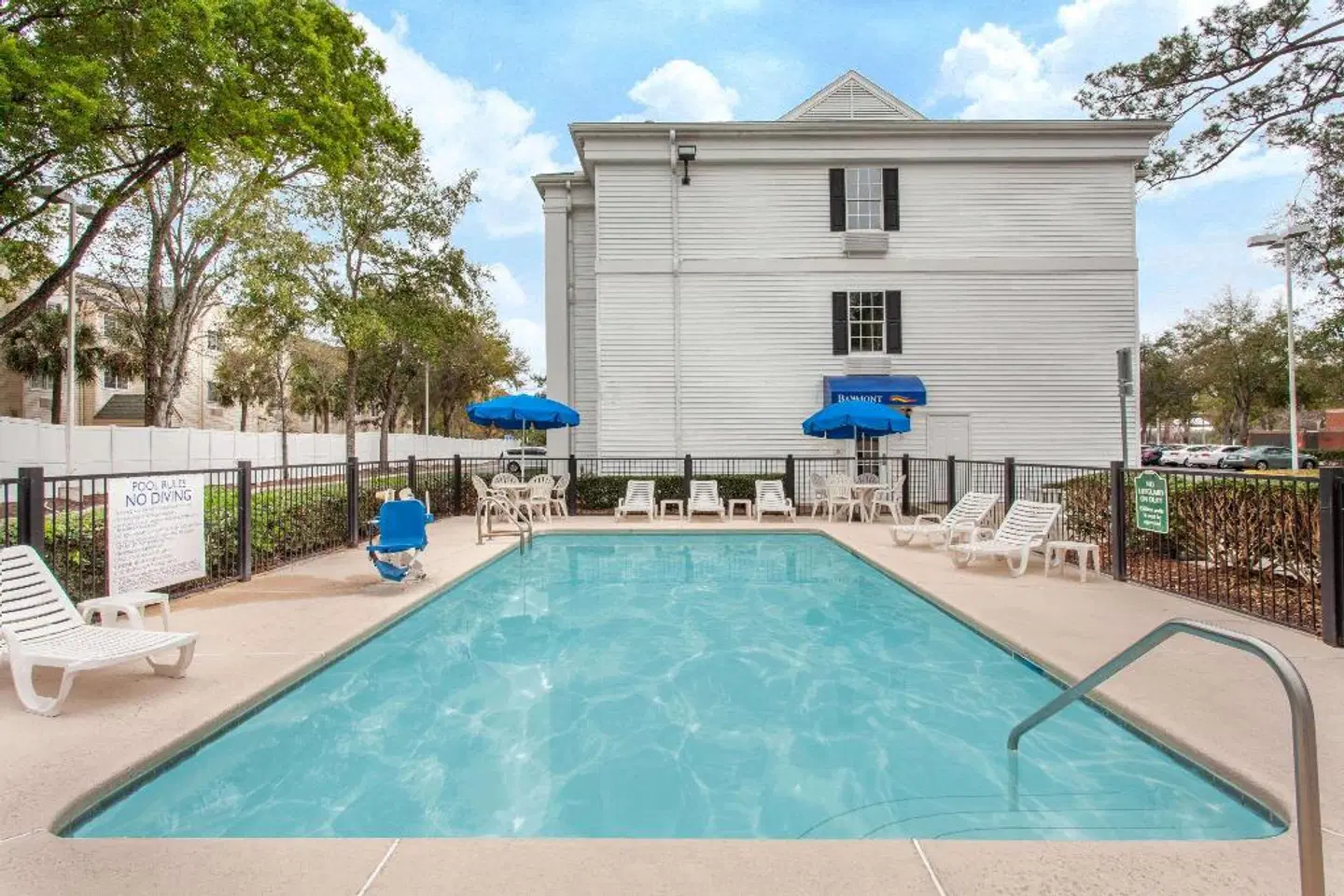 Baymont by Wyndham Jacksonville/Butler Blvd OUTDOOR_POOL