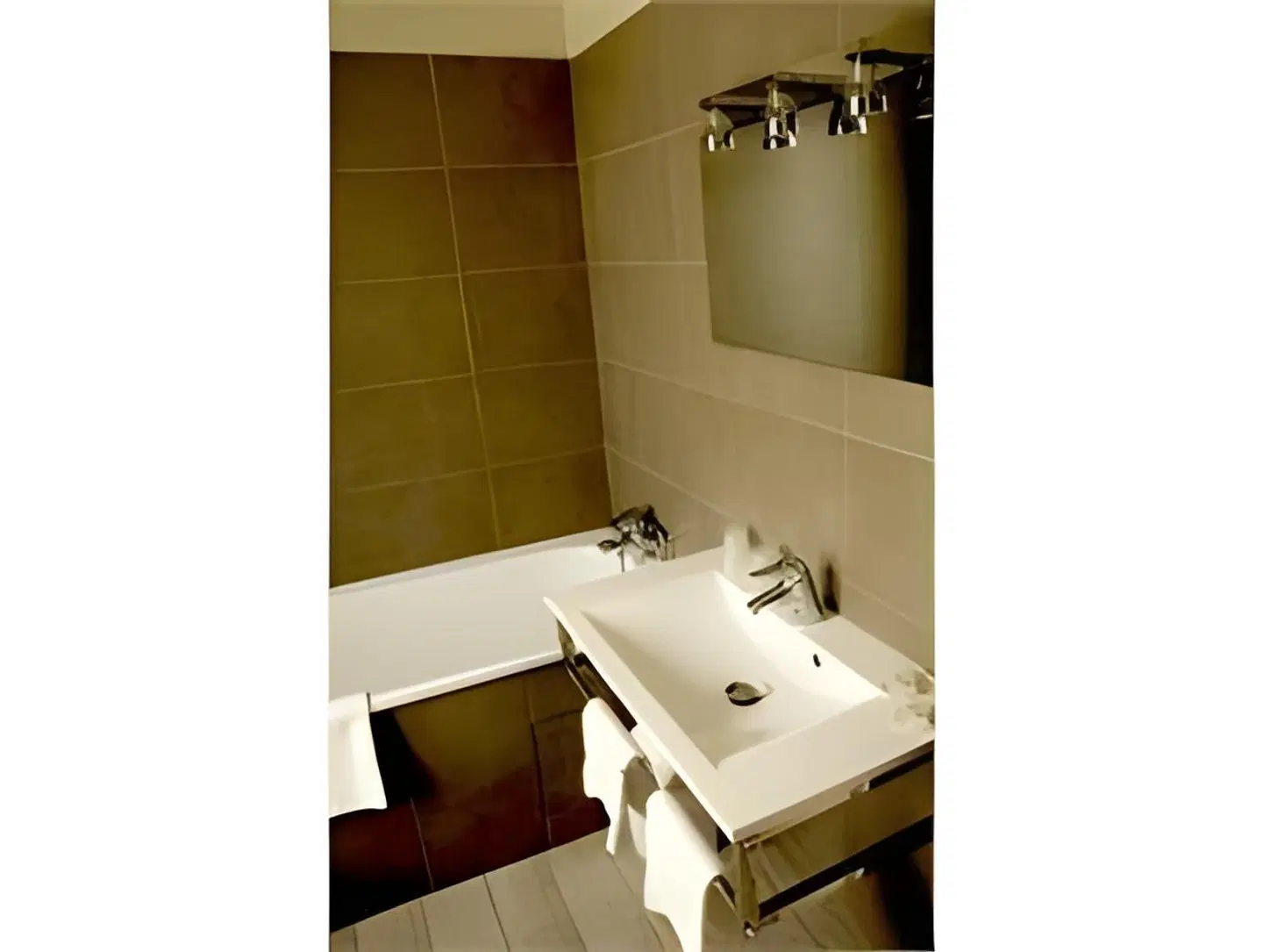 Hôtel & Spa Le Petit Castel Beuzeville-Honfleur BATHROOM