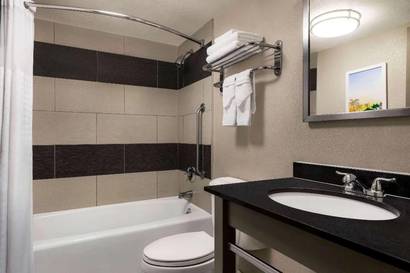 Days Hotel by Wyndham Allentown Airport / Lehigh Valley BATHROOM