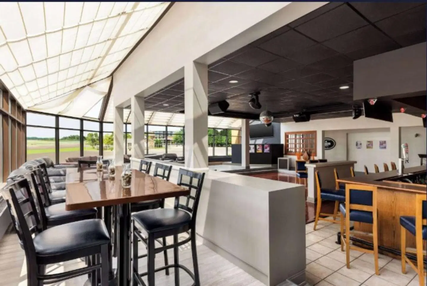 Days Hotel by Wyndham Allentown Airport / Lehigh Valley Bar