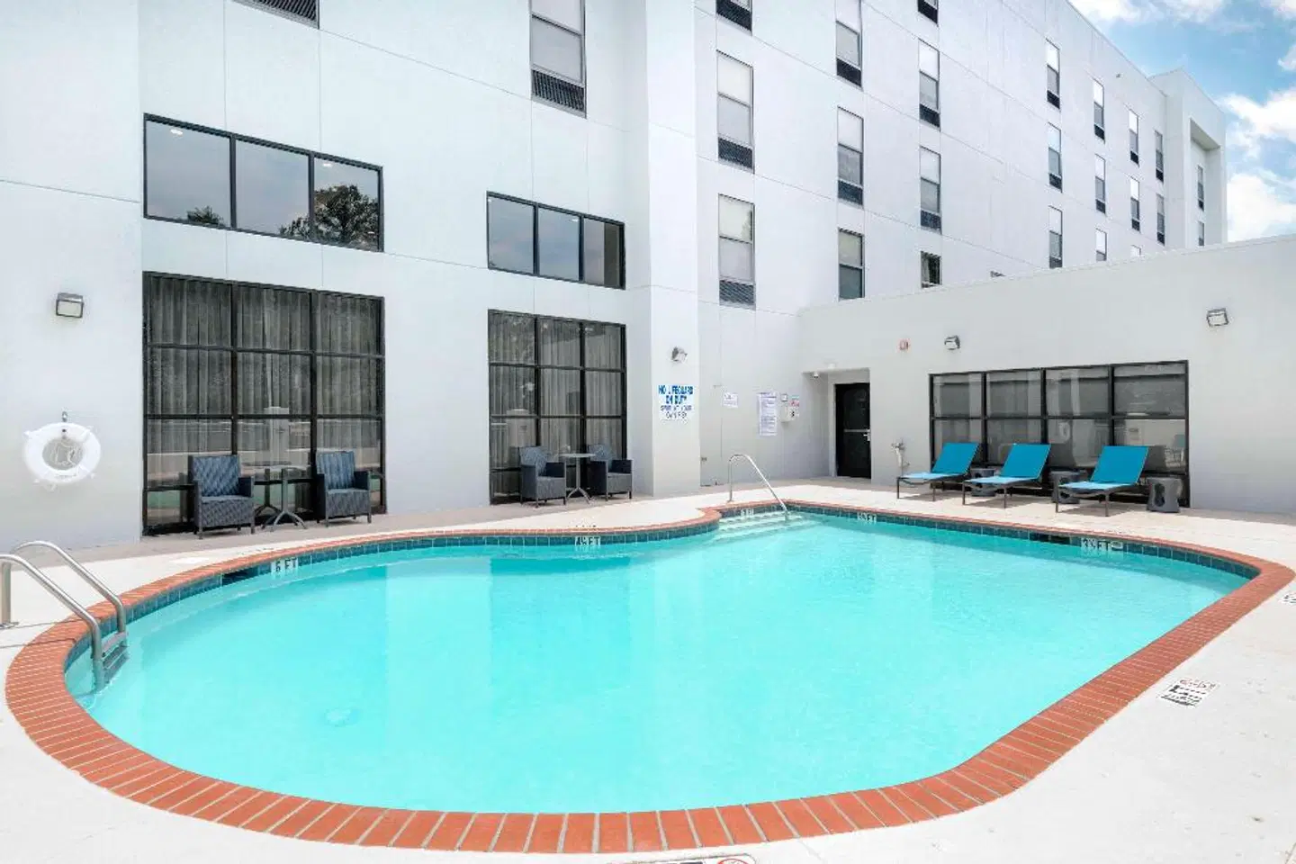 Hampton Inn & Suites Burlington EXTERIOR