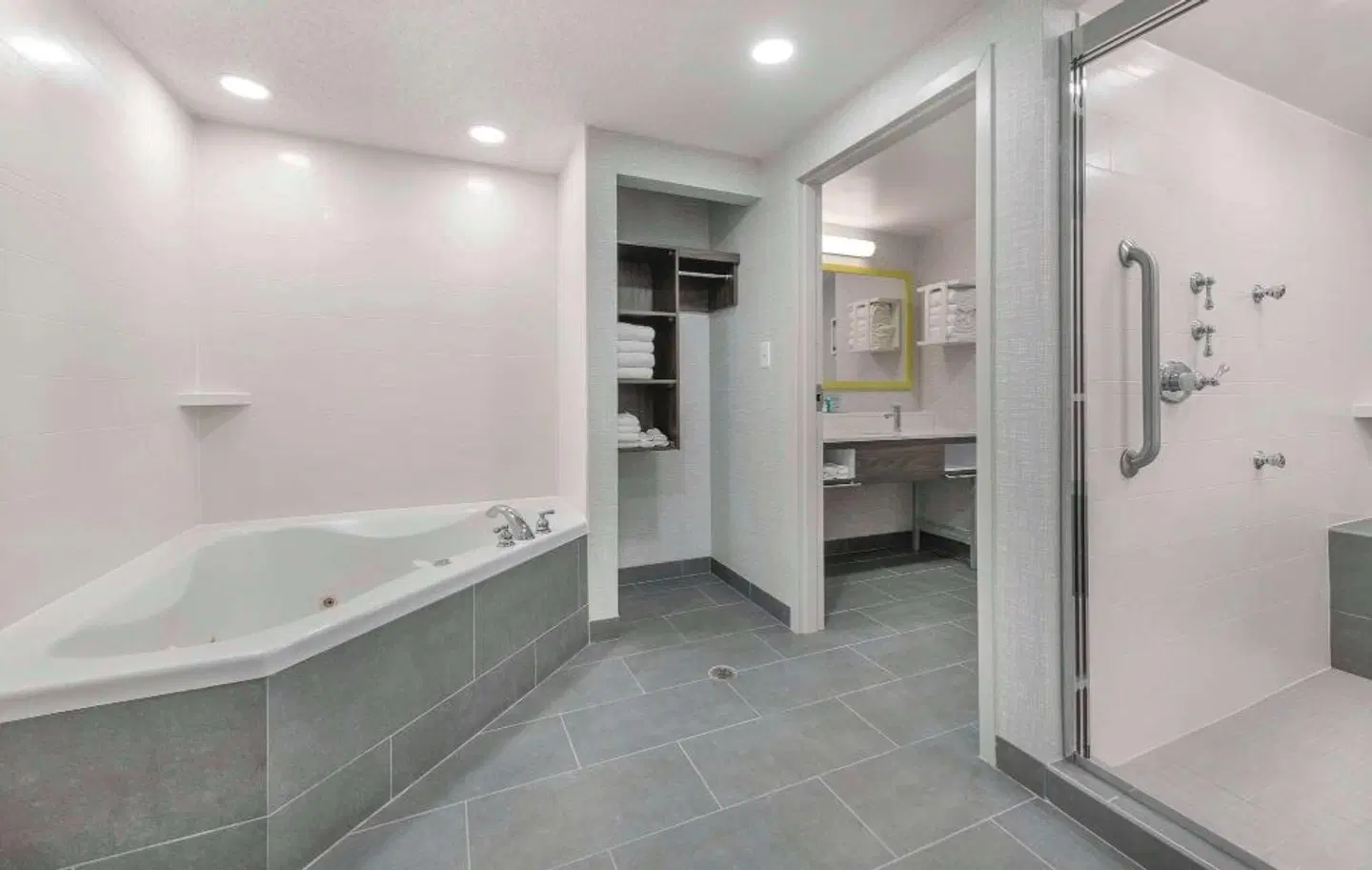 Hampton Inn & Suites Burlington BATHROOM