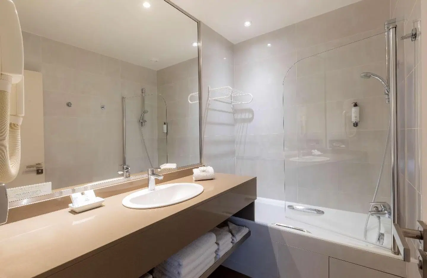 Hôtel Élysées Ceramic BATHROOM