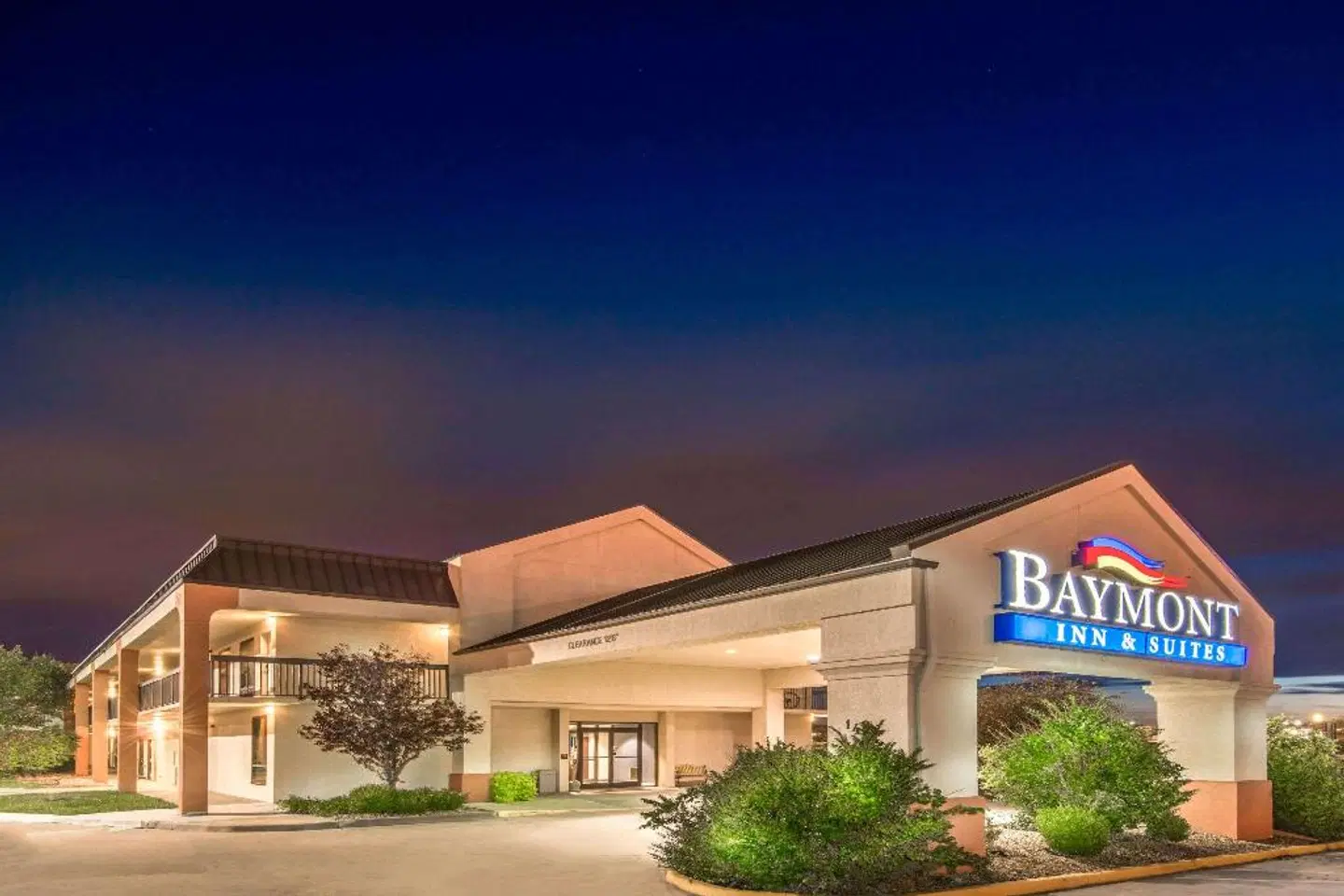 Baymont by Wyndham Topeka EXTERIOR