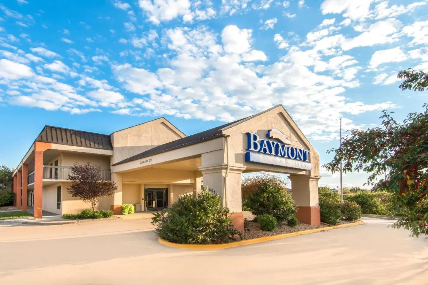Baymont by Wyndham Topeka EXTERIOR