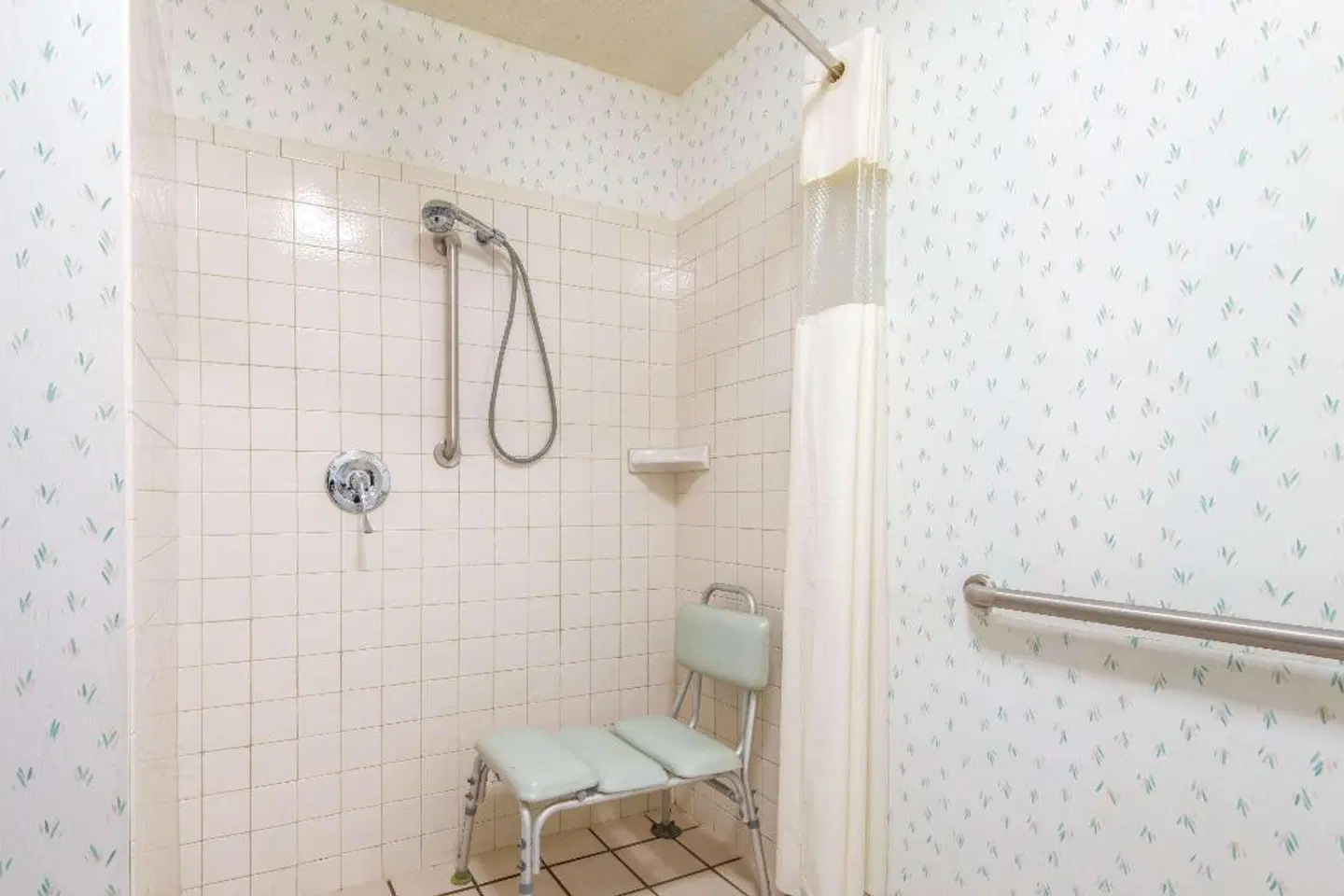 Baymont by Wyndham Topeka BATHROOM