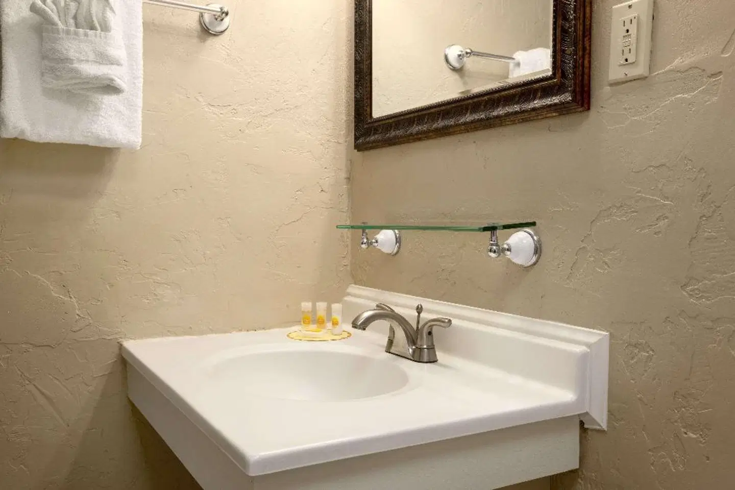 Days Inn by Wyndham Montrose Badezimmer