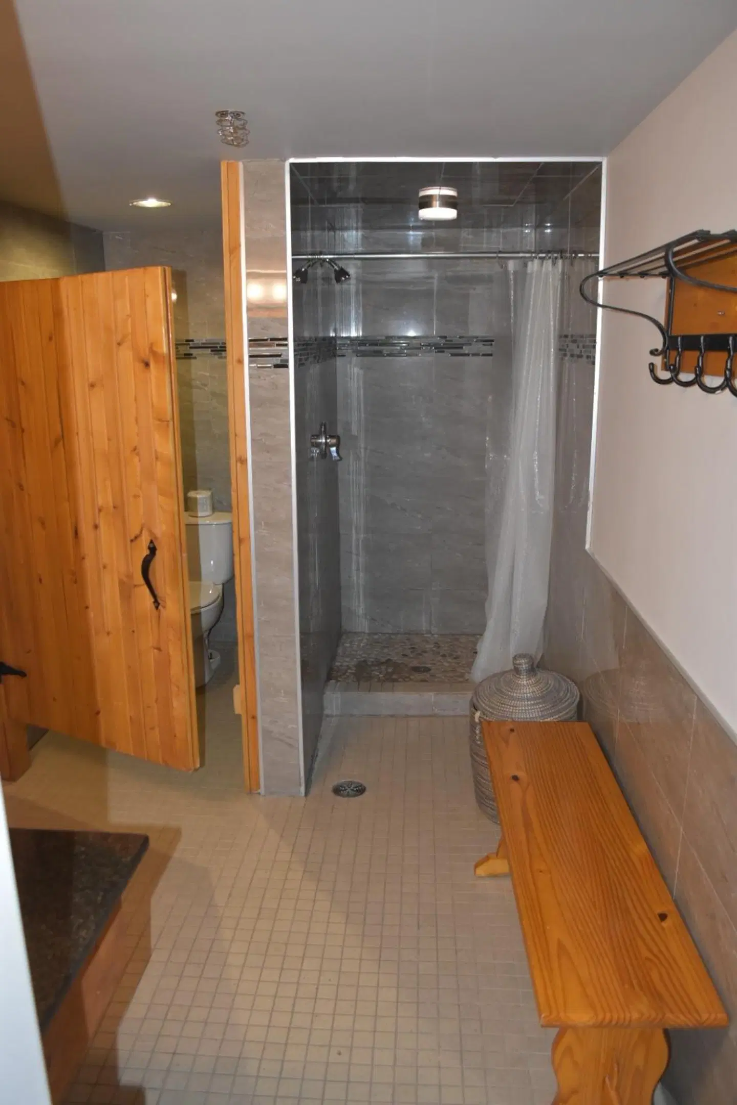 Brewster's Mountain Lodge BATHROOM