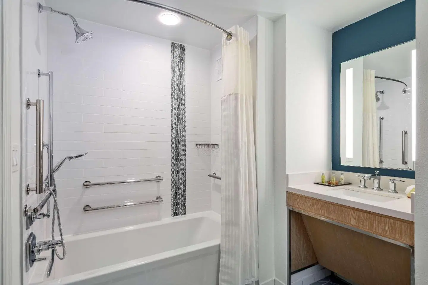 DoubleTree Suites by Hilton Naples Badezimmer