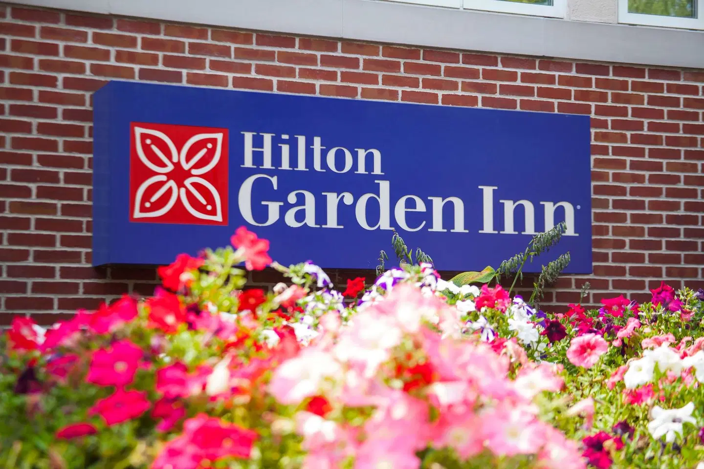 Hilton Garden Inn Lancaster EXTERIOR