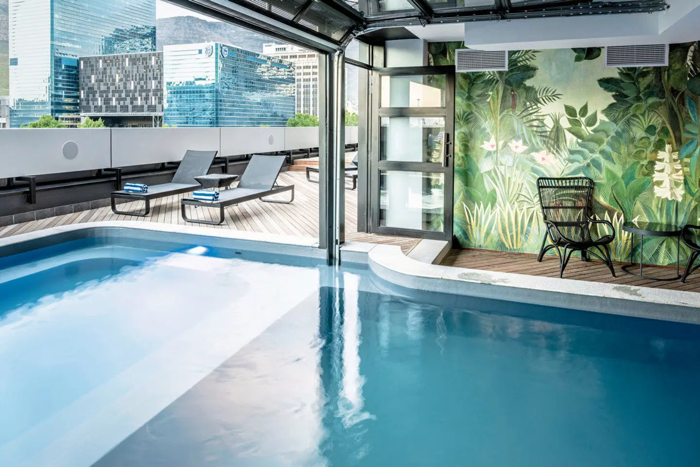 The Onyx Apartment Hotel Hallenbad