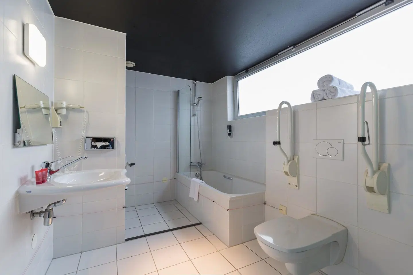 Leonardo Hotel Almere City Center BATHROOM