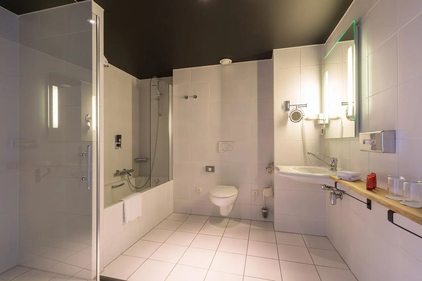 Leonardo Hotel Almere City Center BATHROOM