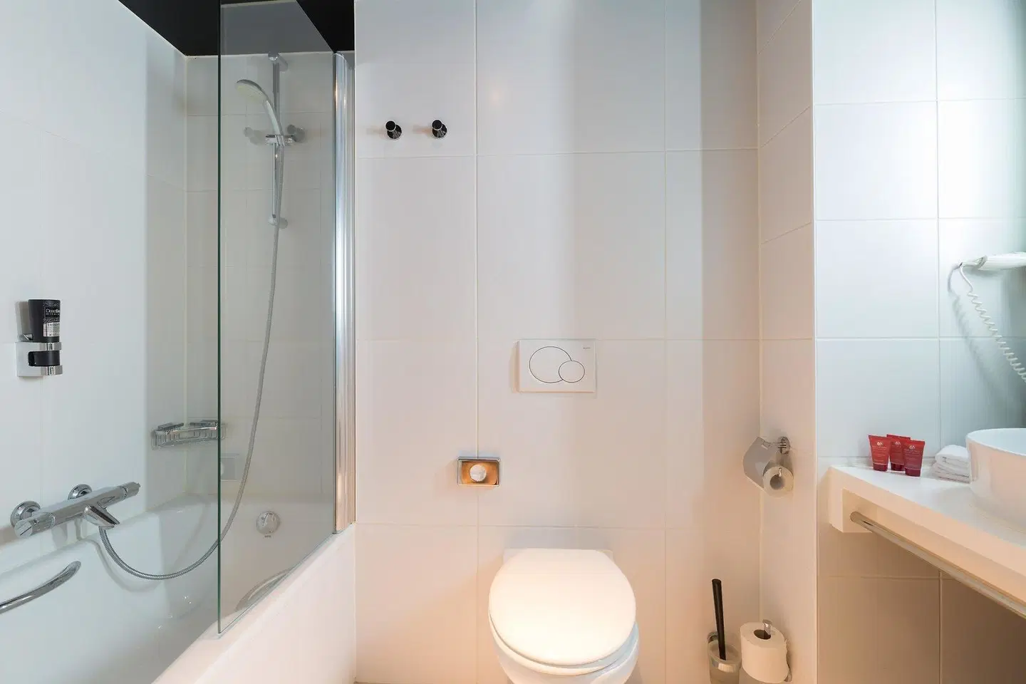 Leonardo Hotel Almere City Center BATHROOM