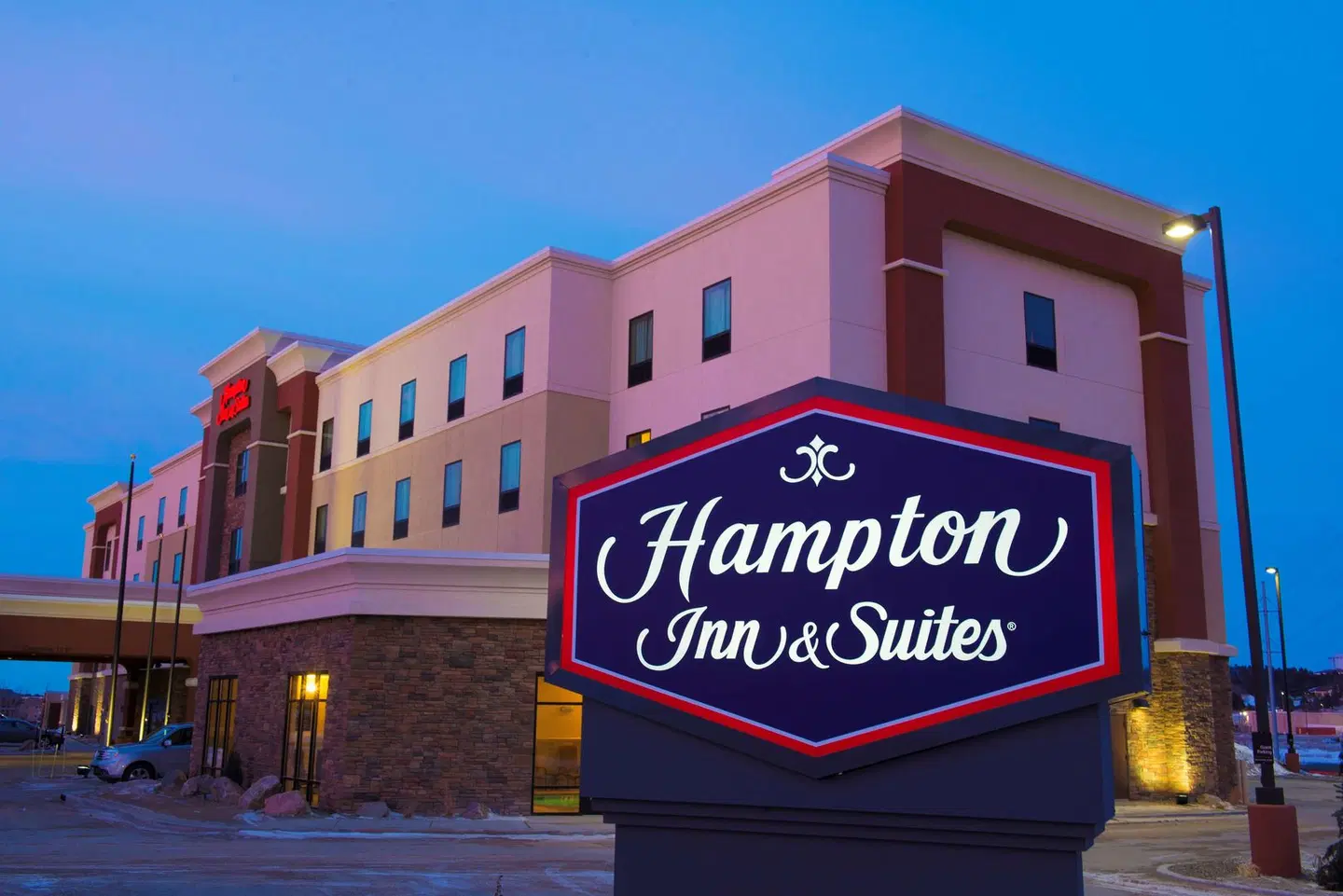 Hampton Inn & Suites Bismarck Northwest EXTERIOR