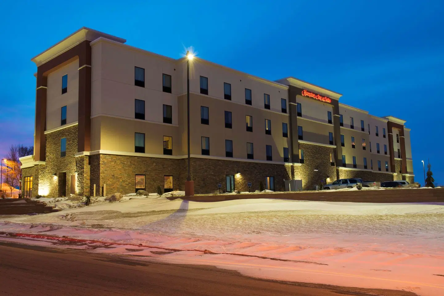 Hampton Inn & Suites Bismarck Northwest EXTERIOR
