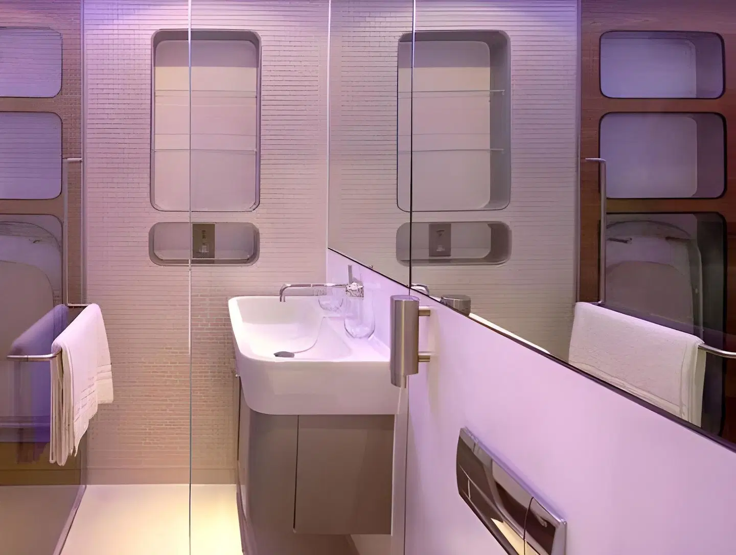 YOTELAIR Amsterdam Schiphol Transit Hotel Badezimmer