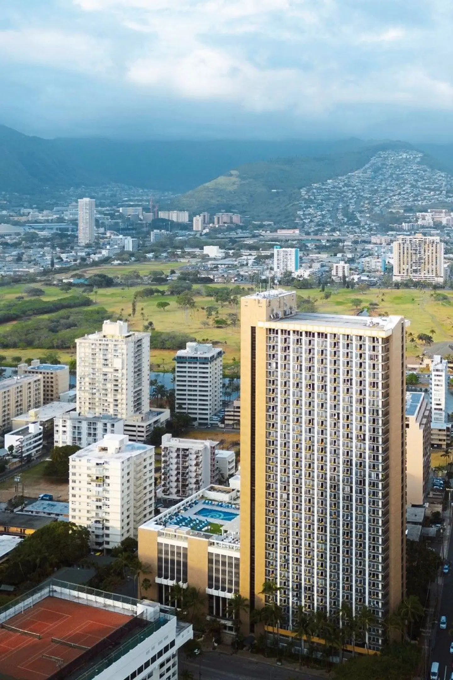 Hilton Waikiki Beach EXTERIOR