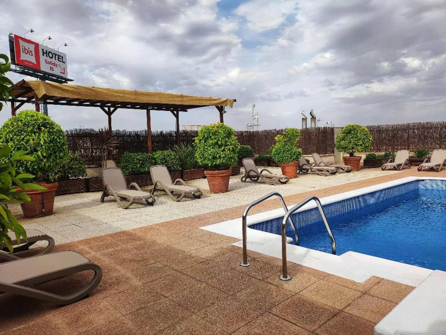 ibis Granada OUTDOOR_POOL