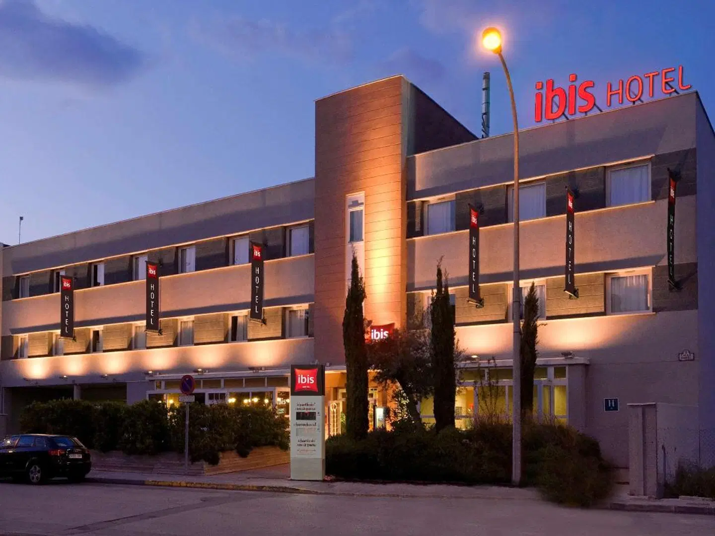ibis Granada EXTERIOR