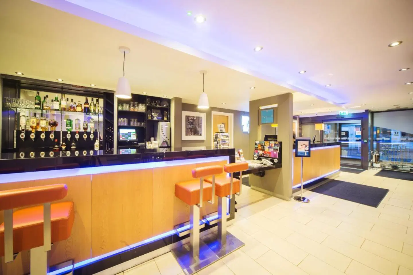 Holiday Inn Express Edinburgh Royal Mile Bar