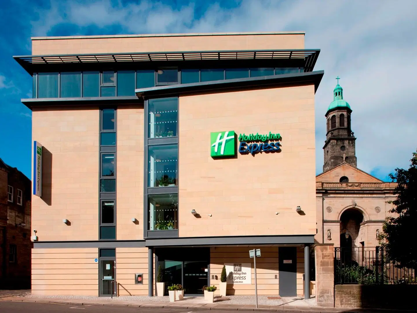 Holiday Inn Express Edinburgh Royal Mile EXTERIOR