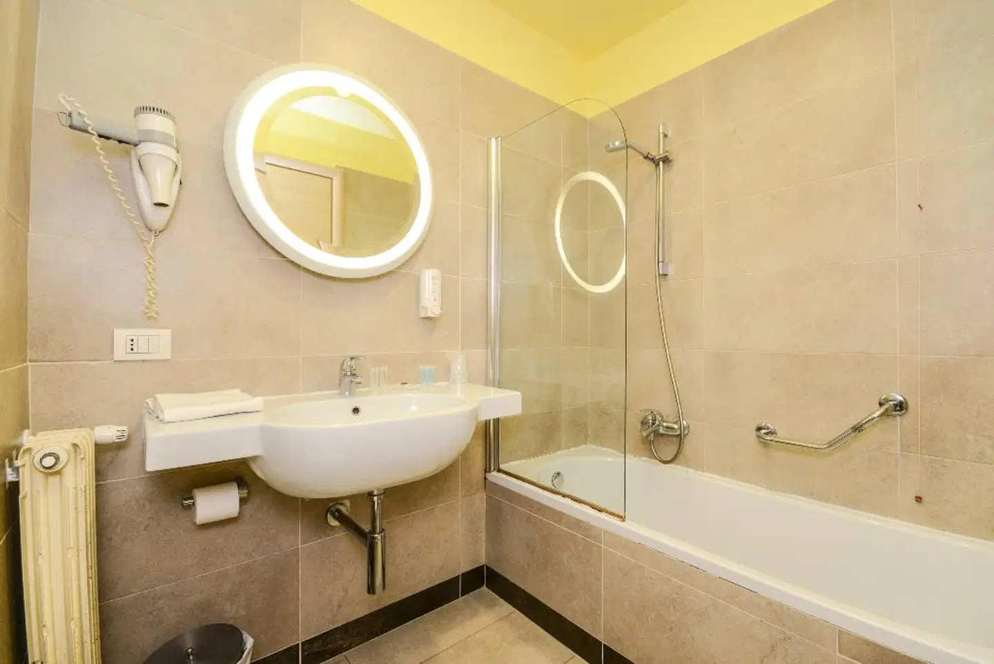 Regal Hotel & Apartments Badezimmer