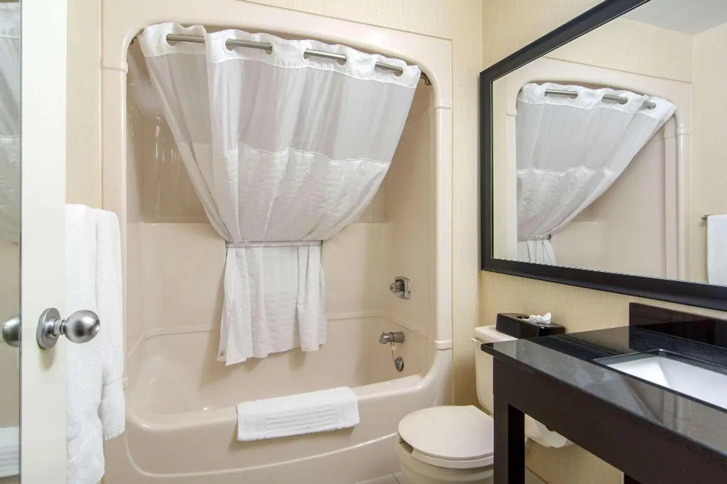 Comfort Inn Parry Sound BATHROOM